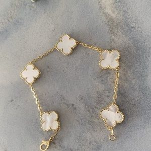 Bracelet with white flowers